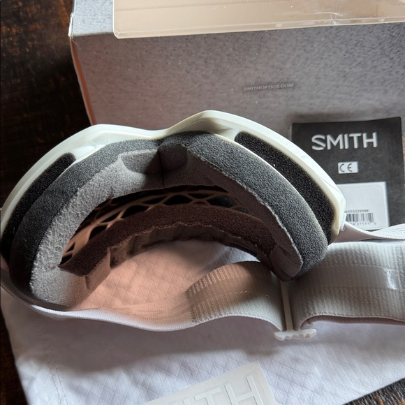 SMITH White Goggles with Rose-Tinted Lens - Picture 2 of 5